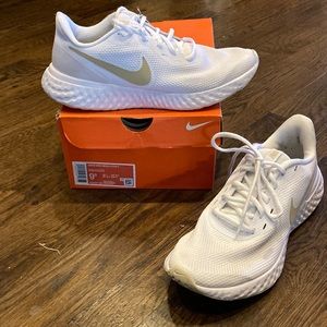 Nike size womens 9.5 GUC gold swoosh